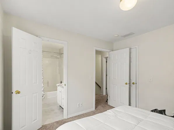 827 Arlington Ave APT 11, Petoskey, MI 49770