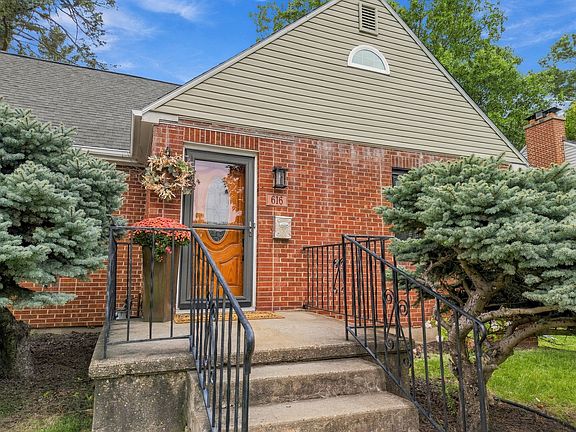 2nd image of 616 W 11th St