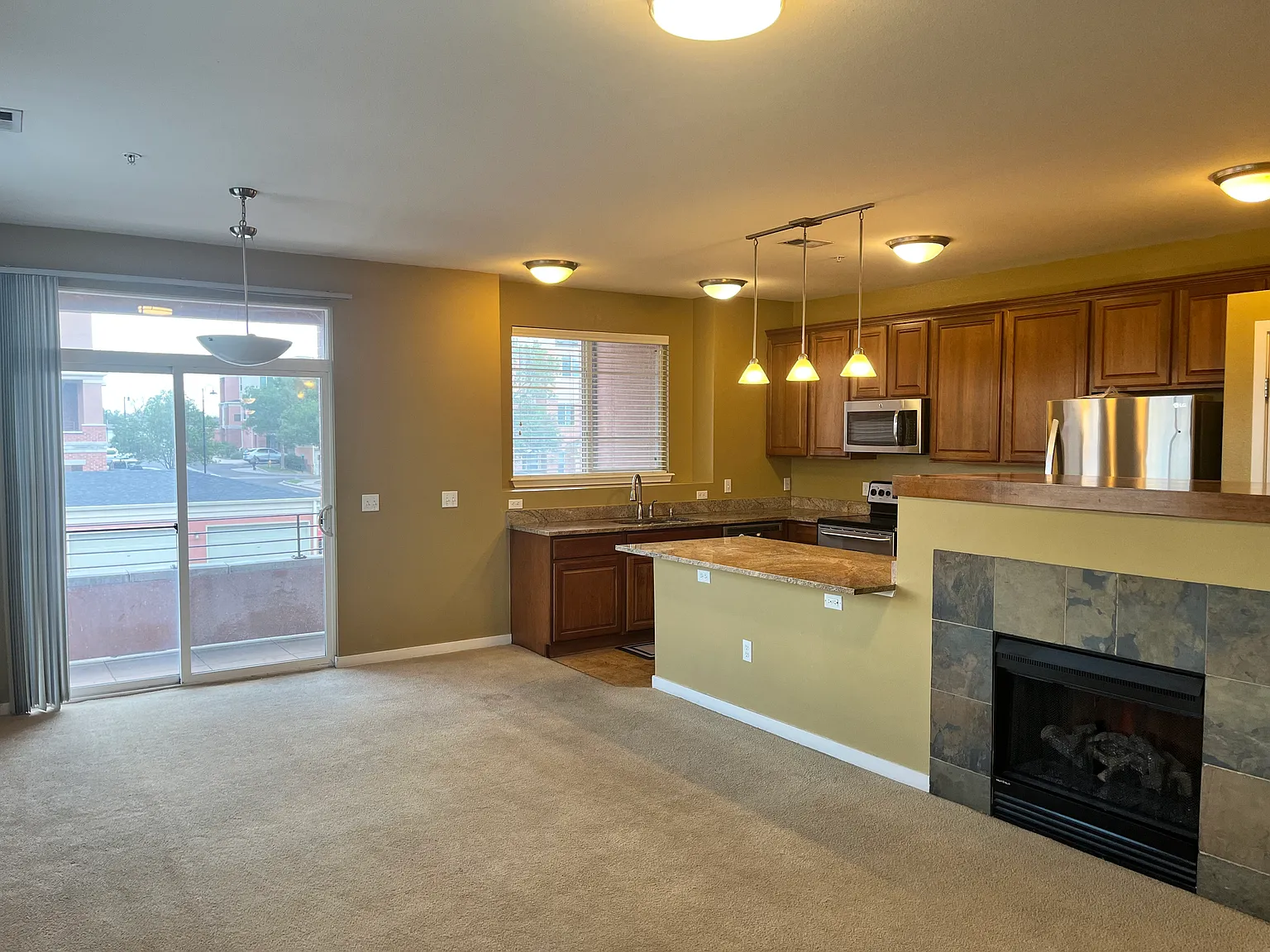 2 bed, 2.5 bath, 1200 sqft, $2,100 — Photo 2