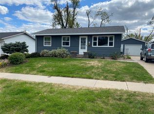 695 W 9th Ave, Marion, IA 52302