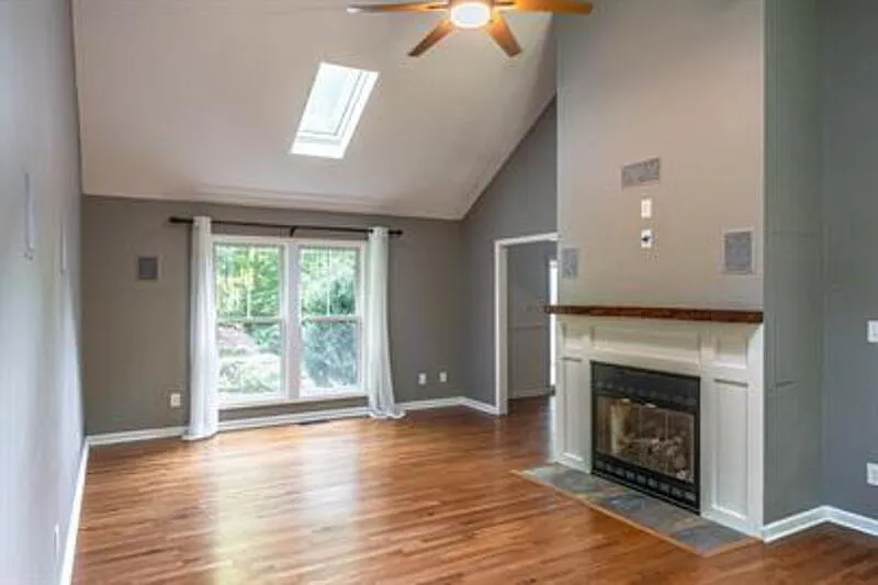 3 bed, 2.5 bath, 1874 sqft, $2,450 — Photo 3