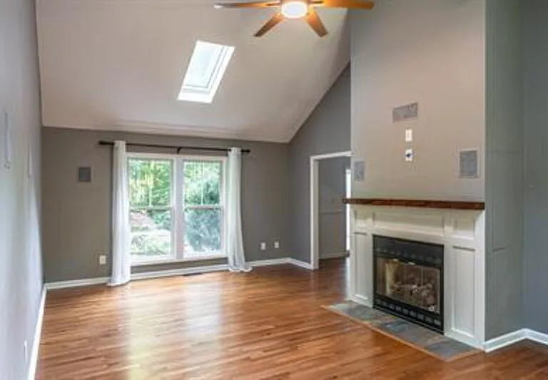 145 Sandhurst Pl — Photo 3