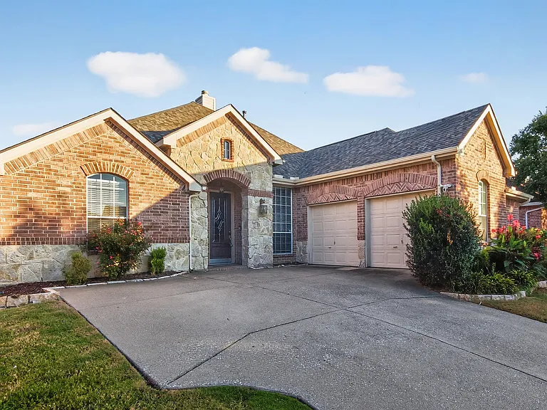 1604 Wagon Wheel Dr — Photo 1