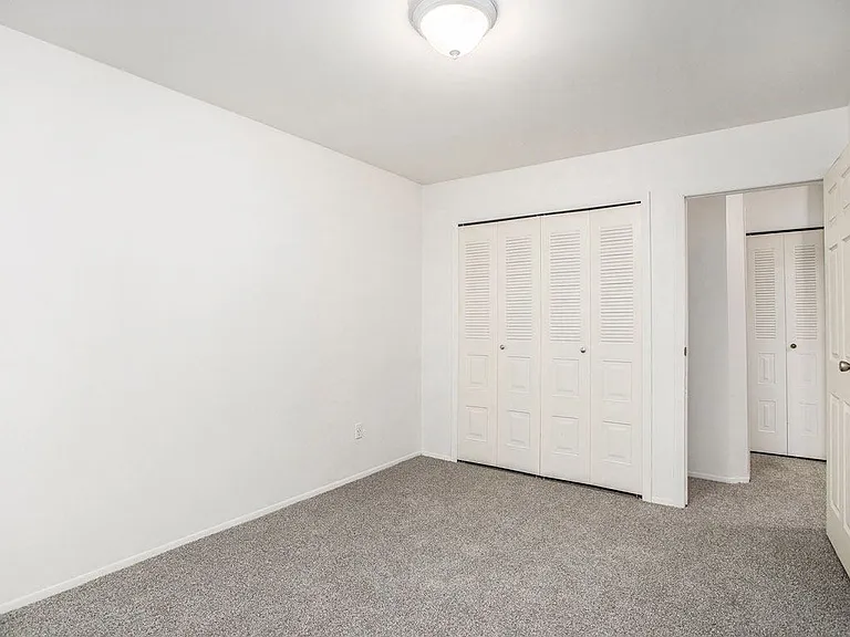 Fairlane Apartments — Photo 17