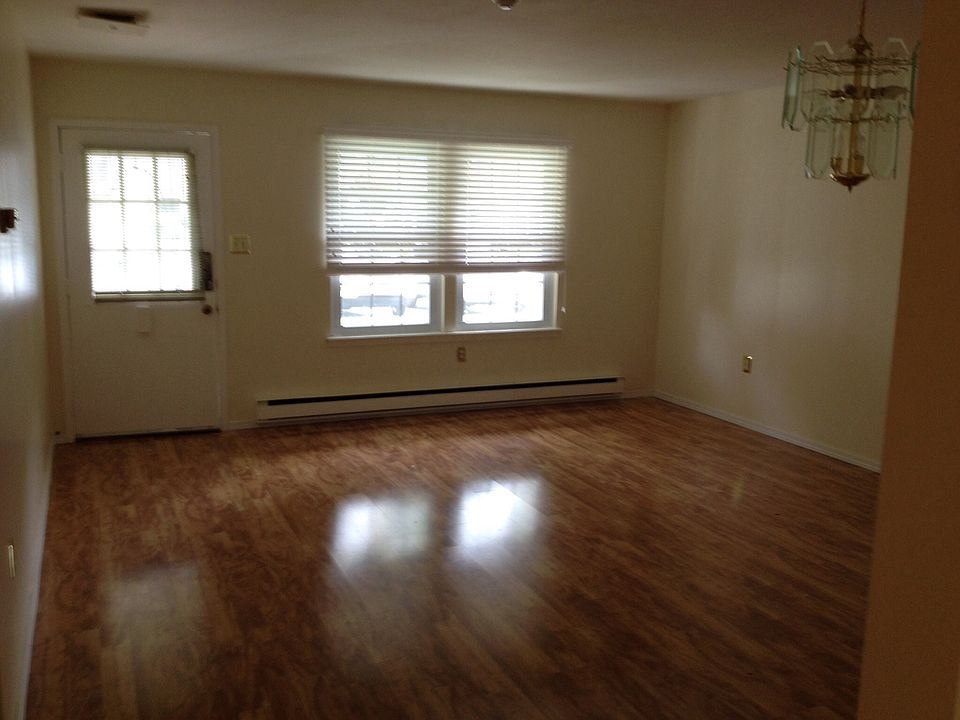 1st image of 24 Freemont Ln