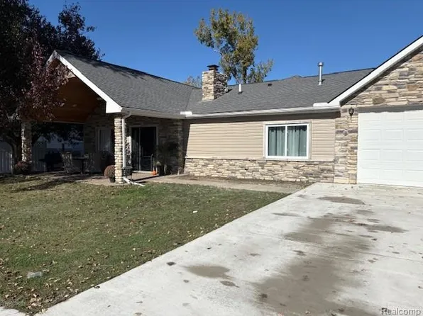 21230 Vreeland Rd, Woodhaven, MI 48183
