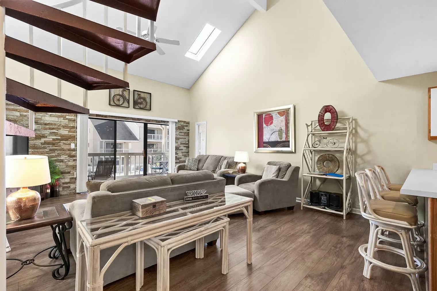 2 bed, 2.0 bath, 1194 sqft, $3,917 — Photo 2