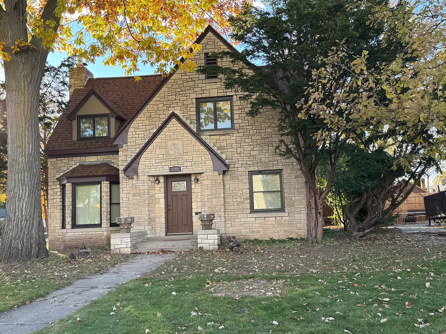 4 bed, 2.5 bath, 2123 sqft, $3,995 — Photo 2