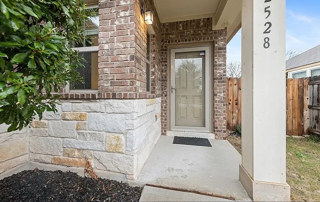 3 bed, 1267 sqft, $2,500 — Photo 2
