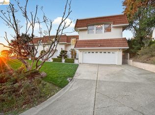 10565 Englewood Dr, Oakland, CA 94605