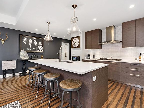 2nd image of 1018 N Larrabee St #3N
