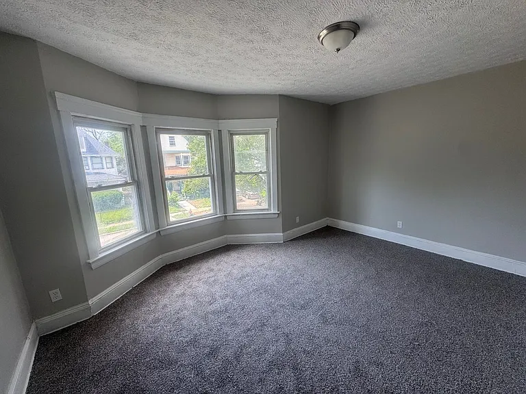 1637 - 1639 Holyrood Ave — Photo 56