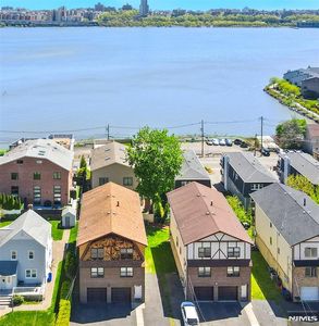 93 Myrtle Ave, Edgewater, NJ, 07020