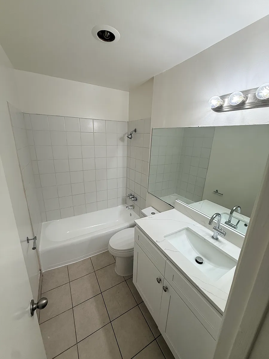 Building Photo - 5233 Riverton Ave #4