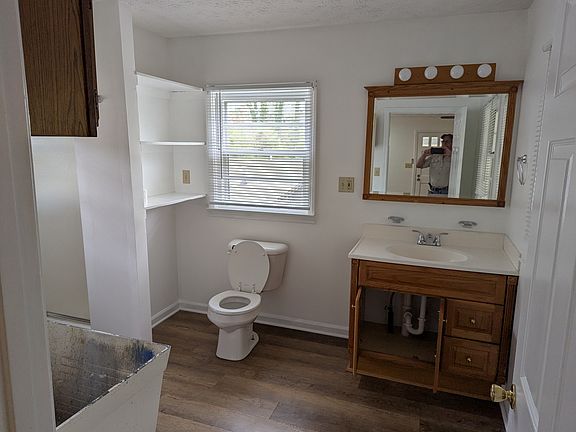 1/2 bath / utility room