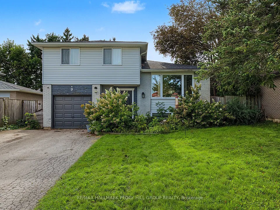 9 Baker Cres #UPPER