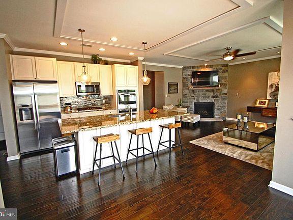 5th image of 262 Saffron Cir