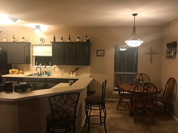 Breakfast nook and bar