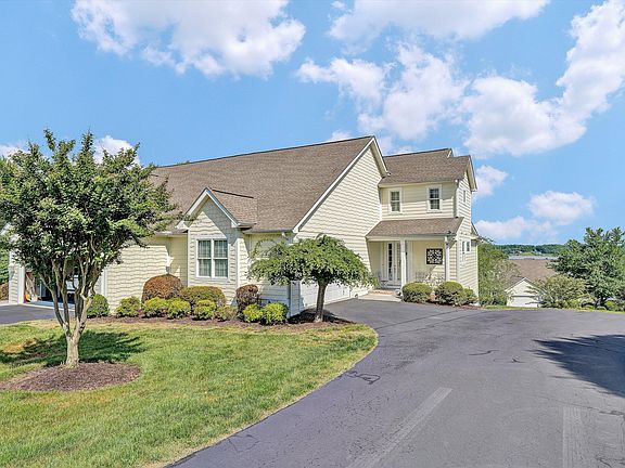 3rd image of 214 Summerwind Dr