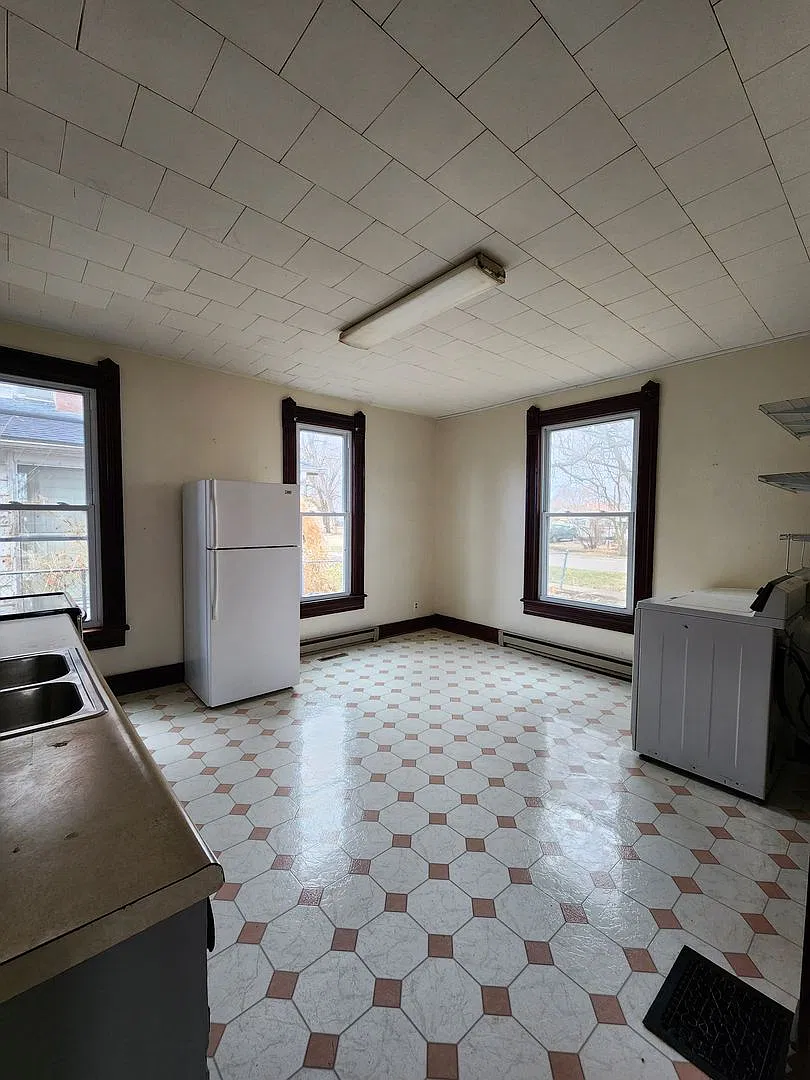 617 E Washington St — Photo 3