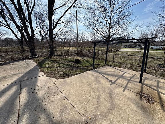 5th image of 2525 Crestview Dr