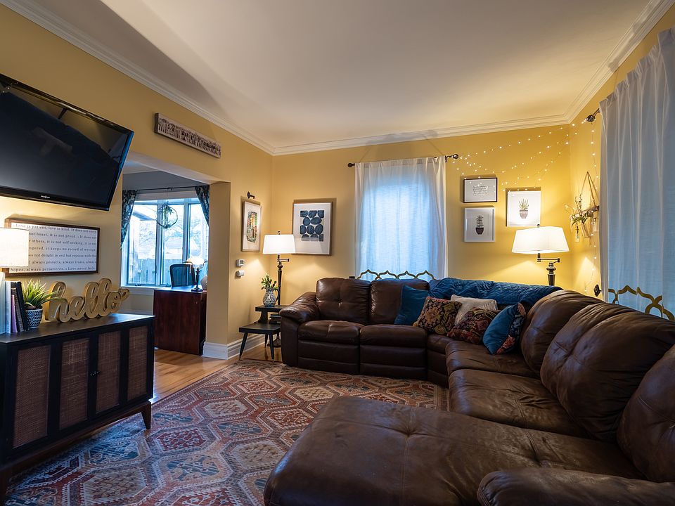 Open & Cheerful Living Room!