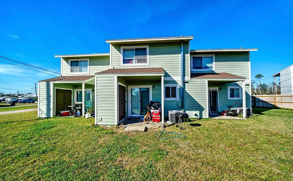 2 bed, 1.5 bath, 975 sqft, $1,300 — Photo 2