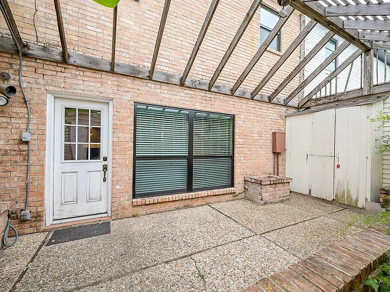 573 N Post Oak Ln — Photo 31