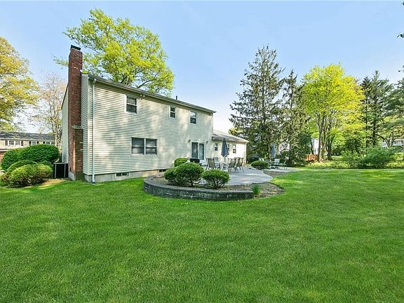 5th image of 11 Yale Dr