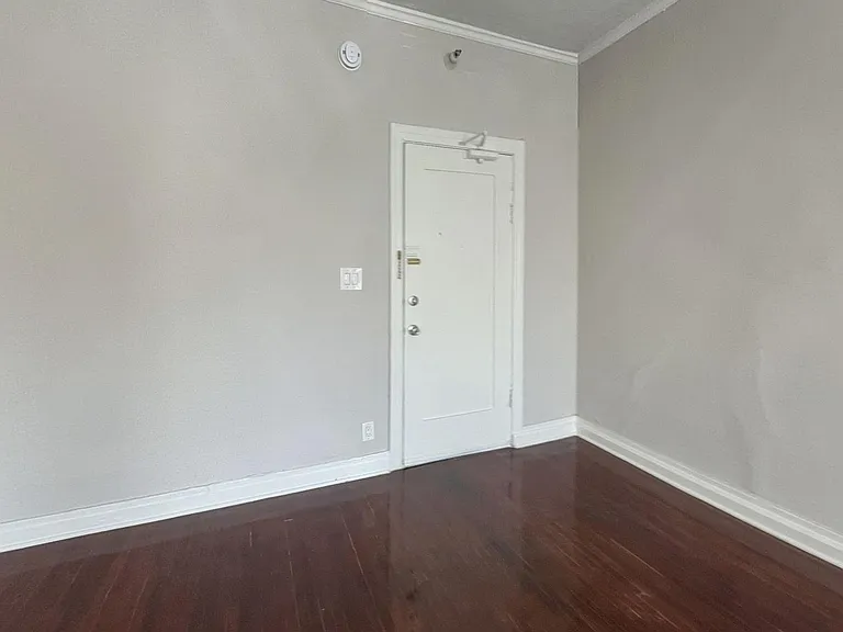 CT2 - Catalina Apts — Photo 8