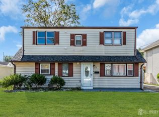 110 W Warren St, Iselin, NJ 08830