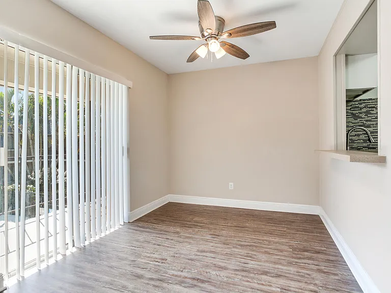 Chateau Apartments — Photo 19