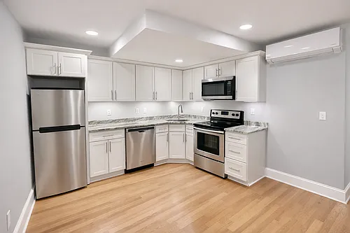 470 E 4th St #1 Photo 1