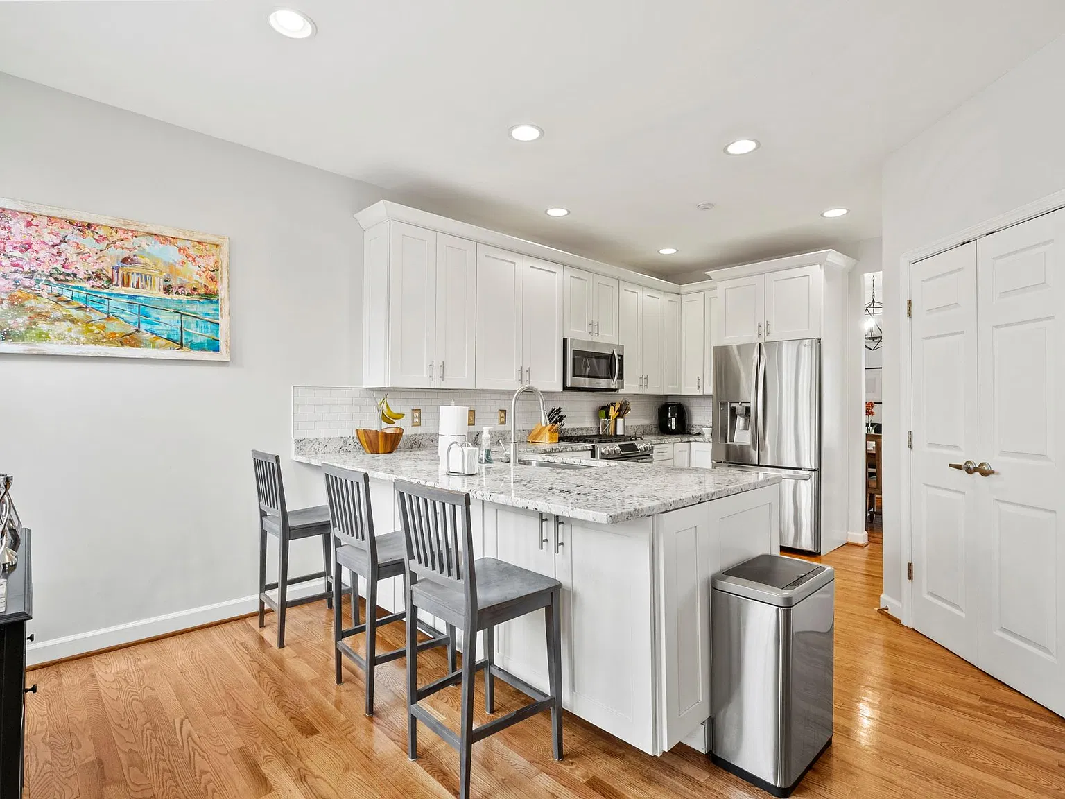 3 bed, 3.5 bath, 2500 sqft, $4,350 — Photo 3