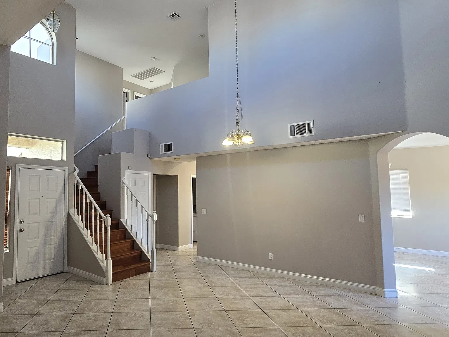 5 bed, 1980 sqft, $2,600 — Photo 2