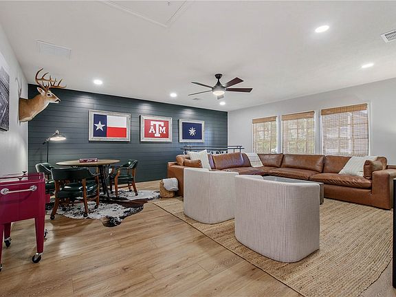 4th image of 909 Fairview Ave