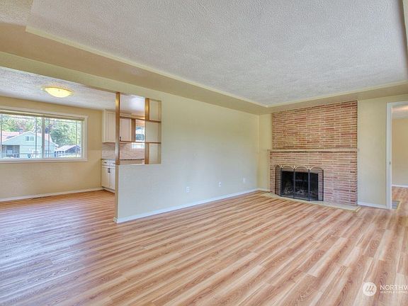 4th image of 3120 Sunset Dr W