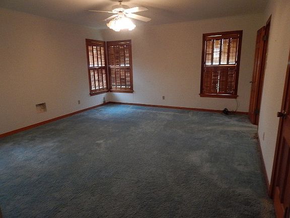 5th image of 200 E Chickasaw St