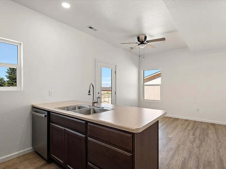 250-252 W Acorn Dr — Photo 2