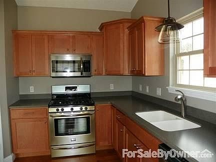 Deluxe Gas Range - Hard surface tops
						:
						Should please casual or serious cooks!