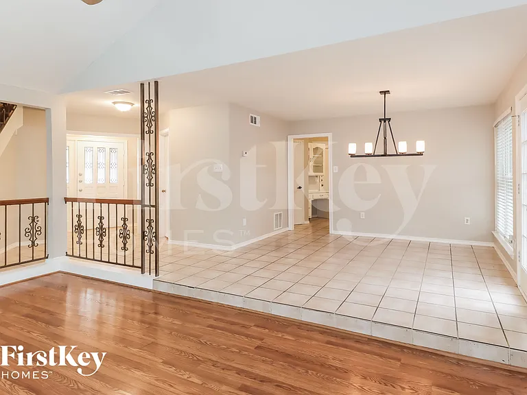 1105 Carrington Ct — Photo 4