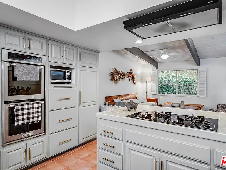 2436 Arbutus Dr — Photo 10