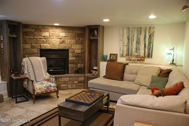 4th image of 17 Sagamore Street