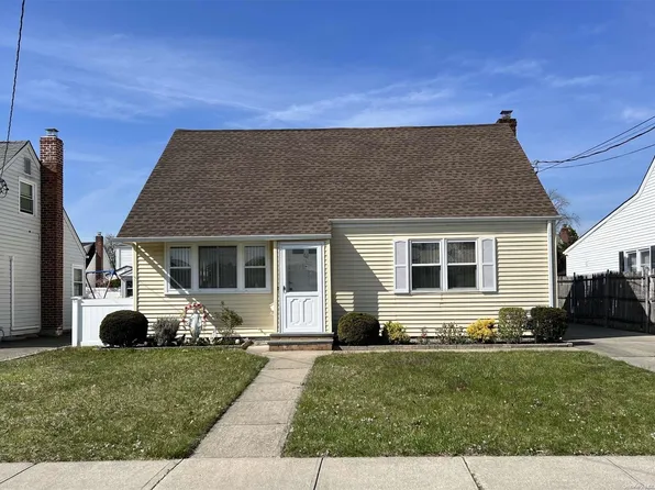 62 Virginia Avenue, Plainview, NY 11803