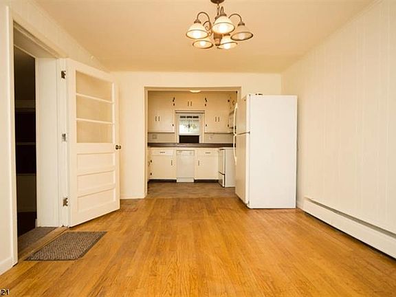 2nd image of 917 Wall St