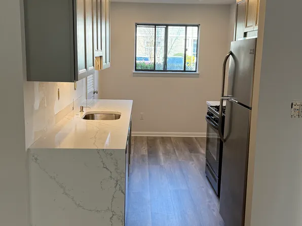 4 Iris Ct, Tinton Falls, NJ 07724