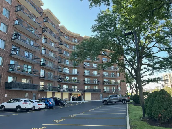 711 S River Rd APT 401, Des Plaines, IL 60016
