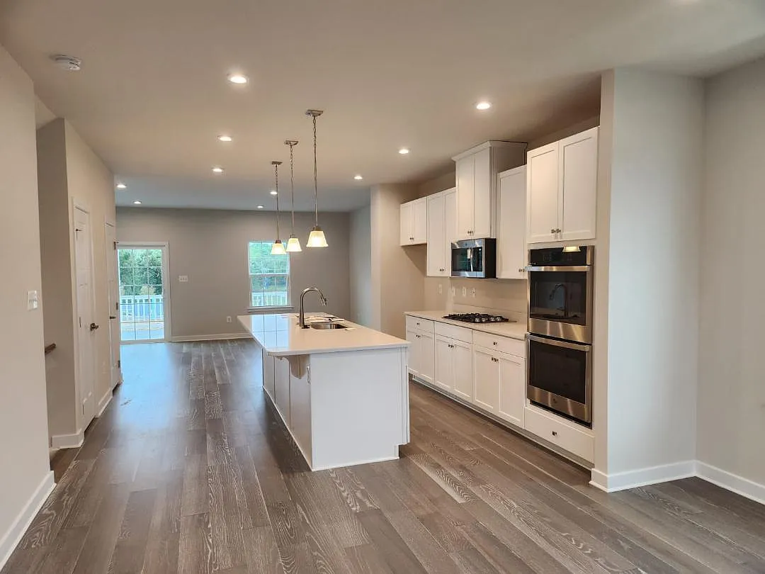 3 bed, 2300 sqft, $2,900 — Photo 4