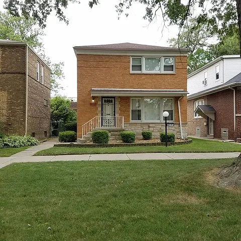 8234 S Prairie Ave photo 1