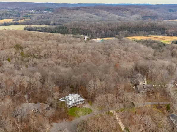 1028 Champion Hills Dr, Kingston Springs, TN 37082